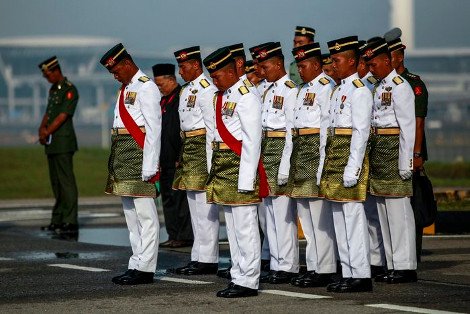 Ο εφιάλτης ζωντάνεψε στη Μαλαισία: Επέστρεψαν τρεις σοροί από την πτήση MH17 που καταρρίφθηκε στην Ουκρανία [εικόνες] | iefimerida.gr 3