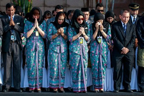 Ο εφιάλτης ζωντάνεψε στη Μαλαισία: Επέστρεψαν τρεις σοροί από την πτήση MH17 που καταρρίφθηκε στην Ουκρανία [εικόνες] | iefimerida.gr 5
