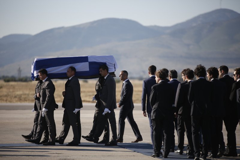 Εφτασε στα Χανιά το C-130 με τη σορό του Κωνσταντίνου Μητσοτάκη [εικόνες] | iefimerida.gr 0