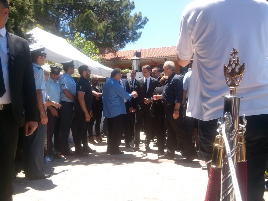 Η Κρητική γη υποδέχτηκε τον Κων. Μητσοτάκη -Με μπαλωθιές το τελευταίο αντίο | iefimerida.gr 24