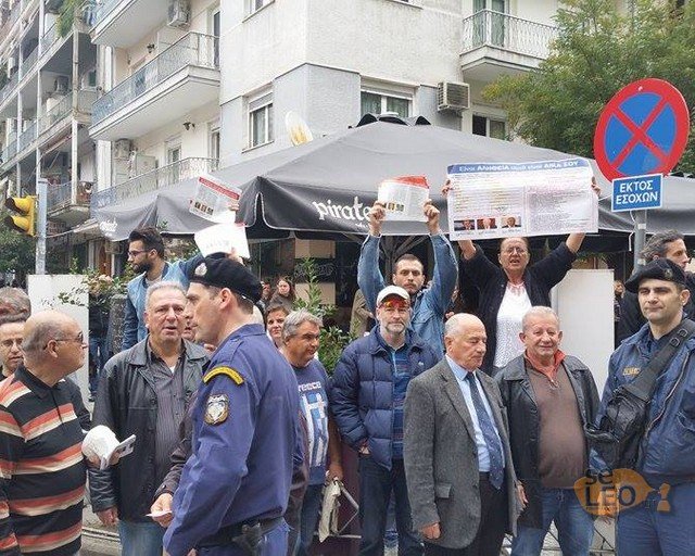 Θεσσαλονίκη: Μέλη του κινήματος Σώρρα διαμαρτυρήθηκαν έξω από τον Ιερό Ναό Αγίου Δημητρίου [εικόνες] | iefimerida.gr 0