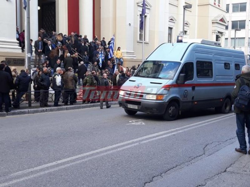 Οπαδοί του καταζητούμενου Σώρρα έξω από το Δικαστικό Μέγαρο Πάτρας [εικόνες & βίντεο] | iefimerida.gr 1