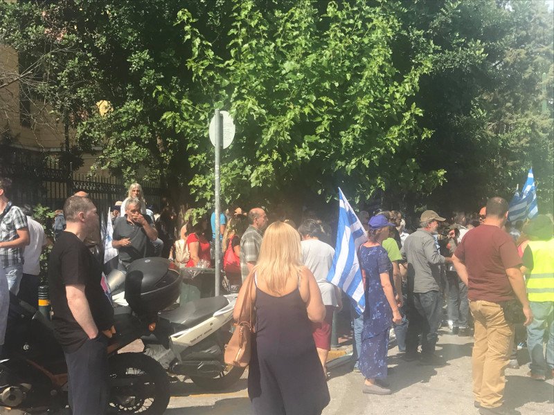 Οπαδοί του Αρτέμη Σώρρα στα δικαστήρια -Με πούλμαν, φώναξαν συνθήματα υπέρ του [εικόνες & βίντεο] | iefimerida.gr 2