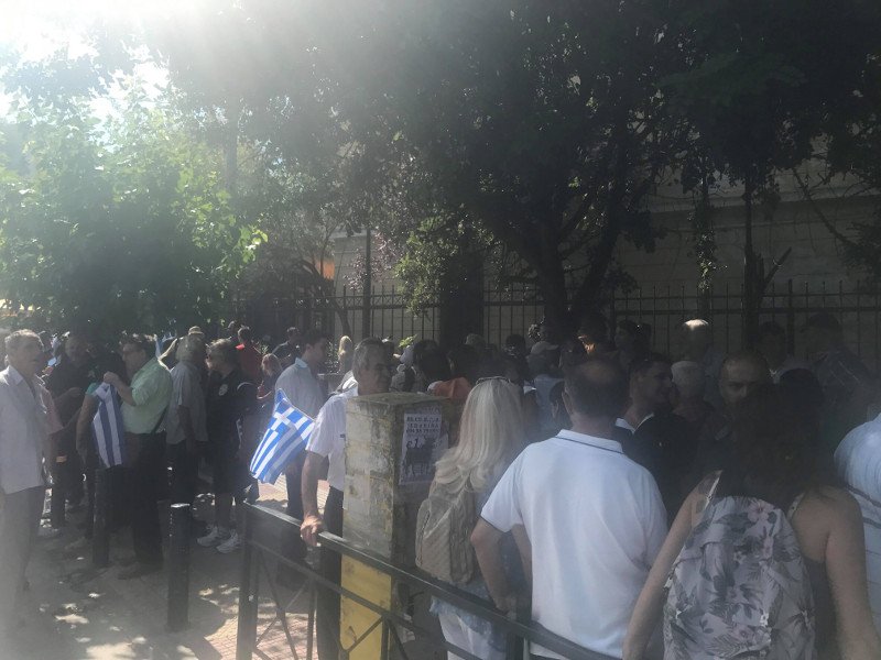 Οπαδοί του Αρτέμη Σώρρα στα δικαστήρια -Με πούλμαν, φώναξαν συνθήματα υπέρ του [εικόνες & βίντεο] | iefimerida.gr 4