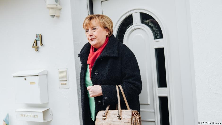 «Φτυστή» η Μέρκελ -Γνωρίστε την επαγγελματία σωσία της Γερμανίδας καγκελαρίου [εικόνες] | iefimerida.gr 0