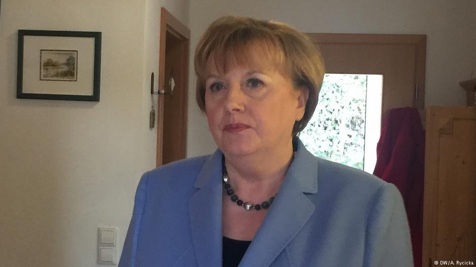 «Φτυστή» η Μέρκελ -Γνωρίστε την επαγγελματία σωσία της Γερμανίδας καγκελαρίου [εικόνες] | iefimerida.gr 1