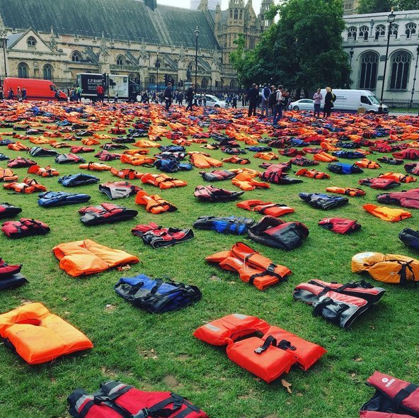 Απλωσαν εκατοντάδες σωσίβια προσφύγων έξω από το βρετανικό κοινοβούλιο [εικόνες & βίντεο] | iefimerida.gr 0