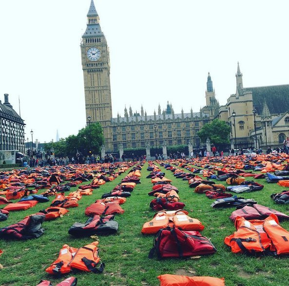 Απλωσαν εκατοντάδες σωσίβια προσφύγων έξω από το βρετανικό κοινοβούλιο [εικόνες & βίντεο] | iefimerida.gr 1