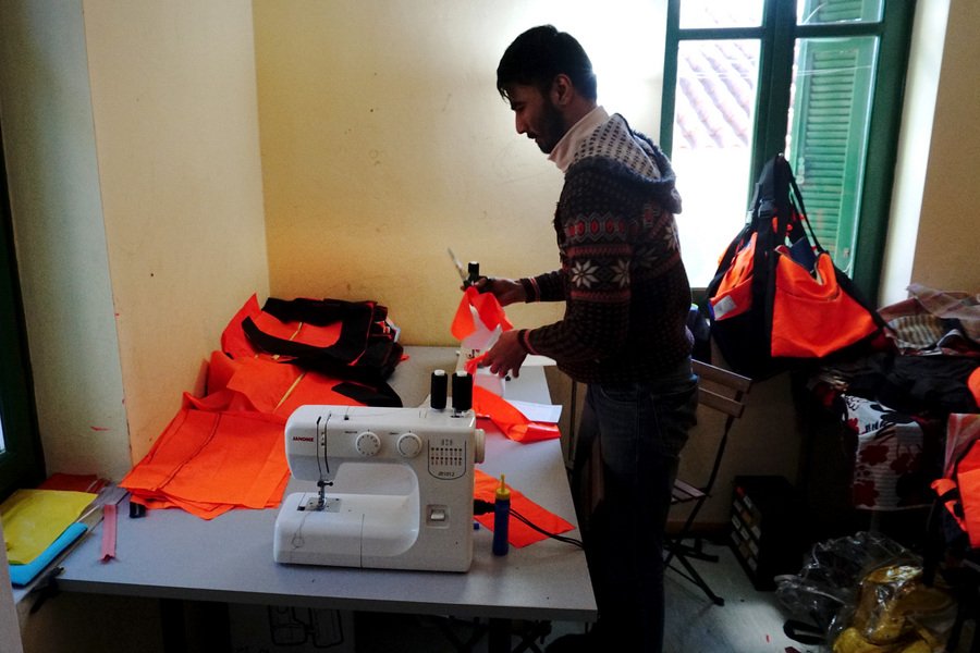 Ο Αφγανός που μετατρέπει τα σωσίβια των προσφύγων σε τσάντες [εικόνα] | iefimerida.gr 0