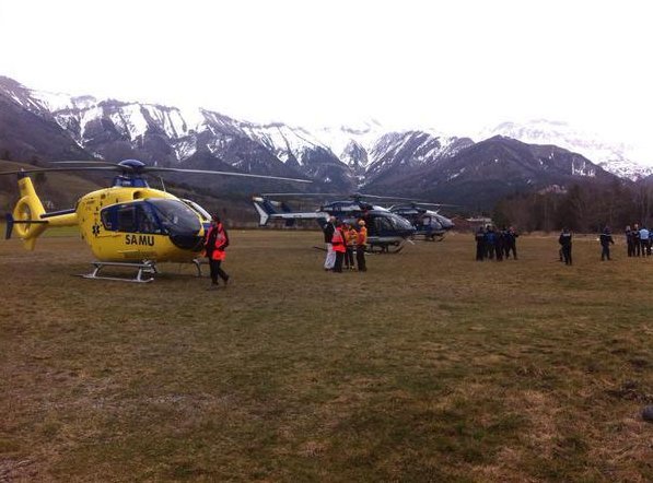 Ασθενοφόρα και πυροσβεστικά οχήματα κοντά στον τόπο του δυστυχήματος [εικόνα] | iefimerida.gr 0