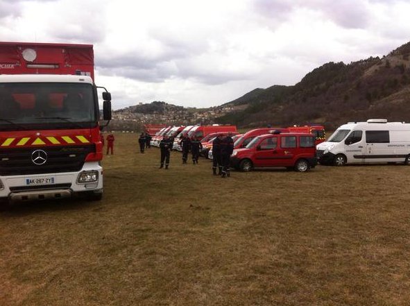Ασθενοφόρα και πυροσβεστικά οχήματα κοντά στον τόπο του δυστυχήματος [εικόνα] | iefimerida.gr 1