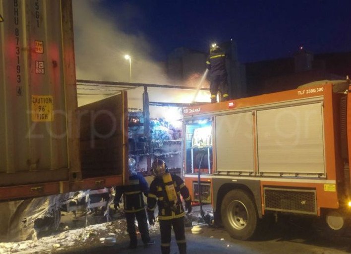 Χανιά: Παρανάλωμα του πυρός νταλίκα μέσα στο λιμάνι της Σούδας [εικόνες&βίντεο] | iefimerida.gr 0