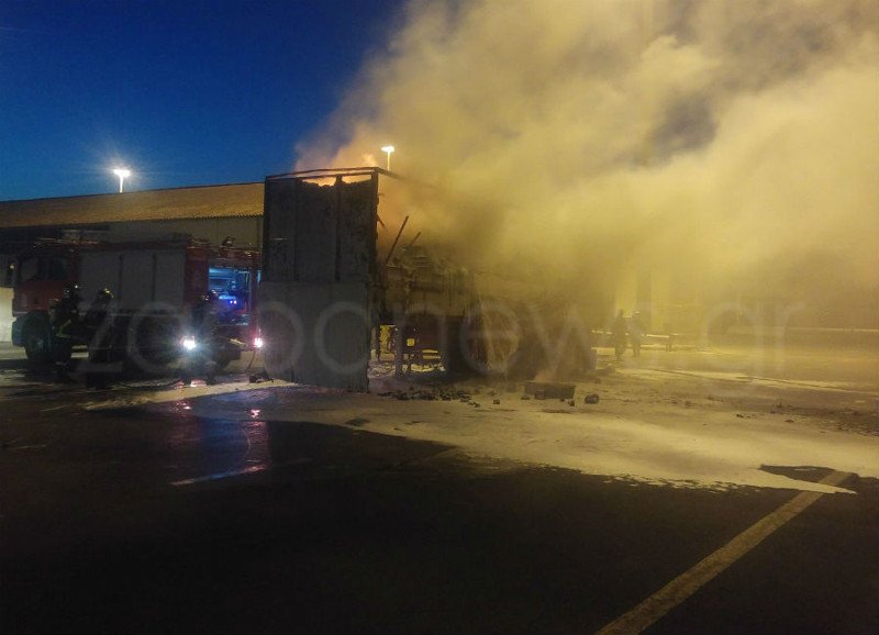 Χανιά: Παρανάλωμα του πυρός νταλίκα μέσα στο λιμάνι της Σούδας [εικόνες&βίντεο] | iefimerida.gr 2