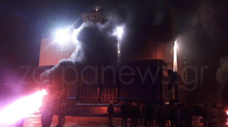 Αγρότες έκαψαν λάστιχα στο λιμάνι της Σούδας -Ανάγκασαν πλοίο να βγει στα ανοιχτά [εικόνες] | iefimerida.gr 4