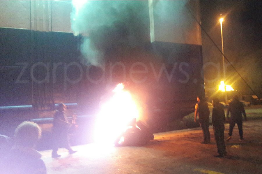 Αγρότες έκαψαν λάστιχα στο λιμάνι της Σούδας -Ανάγκασαν πλοίο να βγει στα ανοιχτά [εικόνες] | iefimerida.gr 0