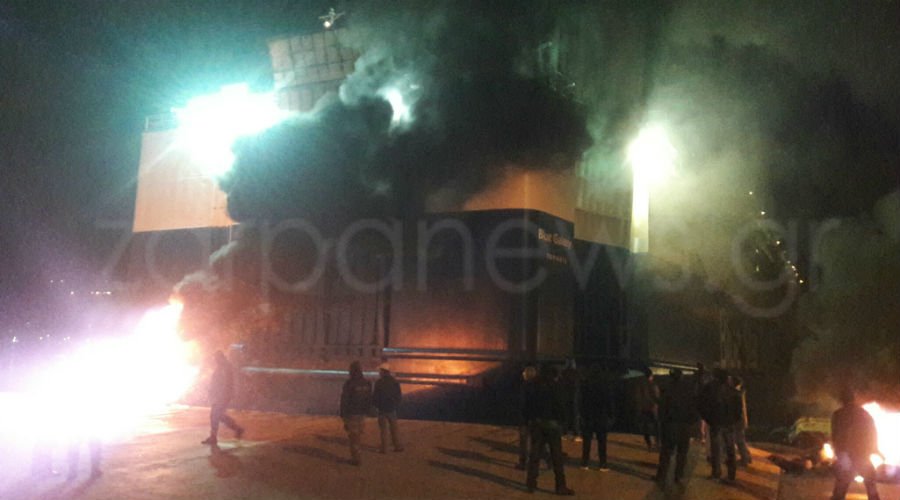 Αγρότες έκαψαν λάστιχα στο λιμάνι της Σούδας -Ανάγκασαν πλοίο να βγει στα ανοιχτά [εικόνες] | iefimerida.gr 2