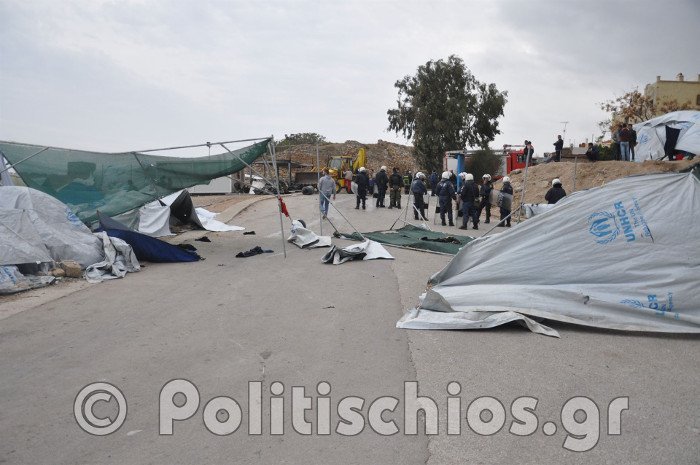Πεδίο μάχης ο καταυλισμός στη Σούδα Χίου -Πρόσφυγες έκαψαν κοντέινερ [εικόνες & βίντεο] | iefimerida.gr 0