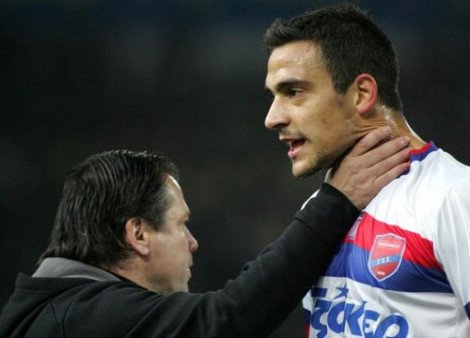 Εκατό χρόνια πίσω το ελληνικό ποδόσφαιρο -Ο προπονητής του Αρη άρπαξε από το λαιμό ποδοσφαιριστή του Πανιωνίου [εικόνα] | iefimerida.gr 0