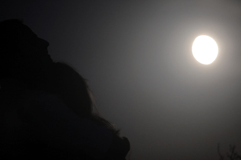 Εντυπωσιακές φωτογραφίες από την χθεσινή πανσέληνο σε Αθήνα, Σούνιο και Ναύπλιο [εικόνες] | iefimerida.gr 7