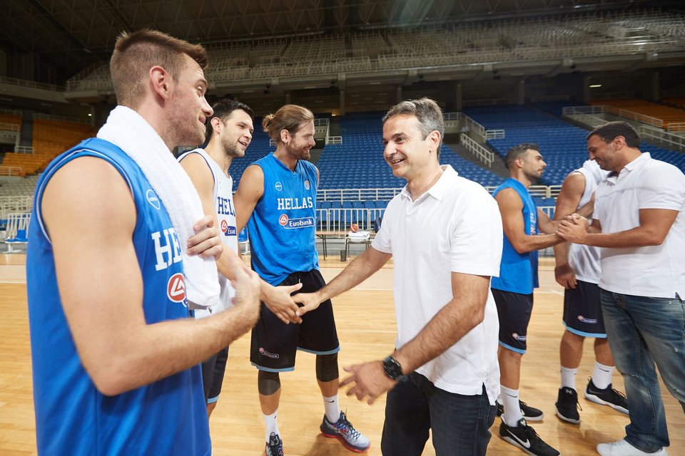 Ο Μητσοτάκης στην προπόνηση της Εθνικής Μπάσκετ: Η χειραψία με Αντετοκούνμπο, οι βολές κόντρα στον Μπουρούση [εικόνες] | iefimerida.gr 4