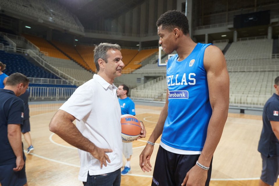 Ο Μητσοτάκης στην προπόνηση της Εθνικής Μπάσκετ: Η χειραψία με Αντετοκούνμπο, οι βολές κόντρα στον Μπουρούση [εικόνες] | iefimerida.gr 5