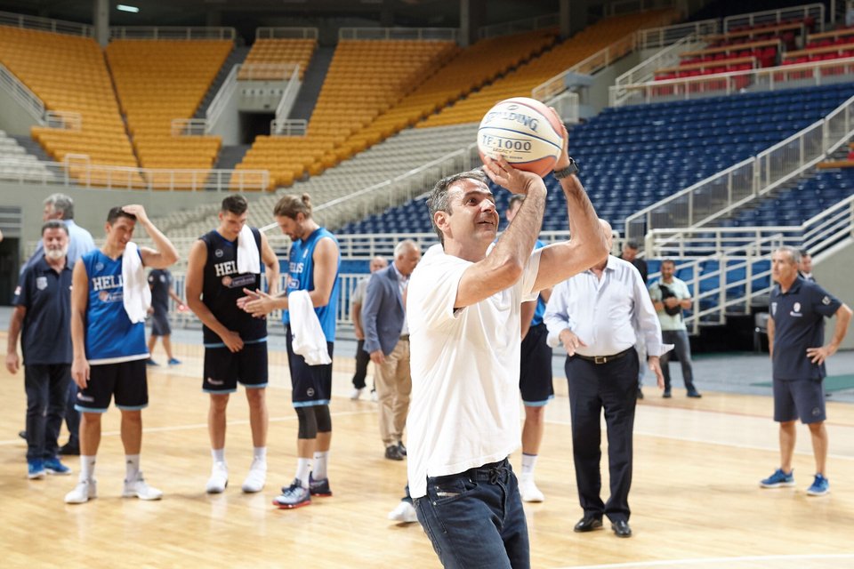 Ο Μητσοτάκης στην προπόνηση της Εθνικής Μπάσκετ: Η χειραψία με Αντετοκούνμπο, οι βολές κόντρα στον Μπουρούση [εικόνες] | iefimerida.gr 1