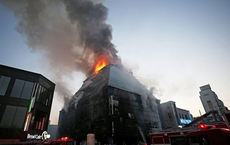 Φωτιά σε πολυώροφο κτίριο σε πόλη της Ν. Κορέας -29 νεκροί [εικόνες] | iefimerida.gr 0