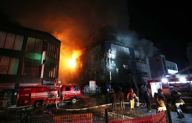 Φωτιά σε πολυώροφο κτίριο σε πόλη της Ν. Κορέας -29 νεκροί [εικόνες] | iefimerida.gr 1