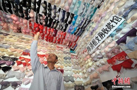 Συλλέγει γυναικεία εσώρουχα για καλό σκοπό -Διαθέτει 5.000 στηθόδεσμους, αλλά δεν δηλώνει φετιχιστής [εικόνες] | iefimerida.gr 3