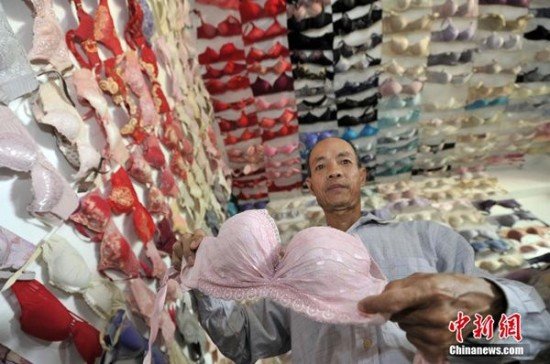 Συλλέγει γυναικεία εσώρουχα για καλό σκοπό -Διαθέτει 5.000 στηθόδεσμους, αλλά δεν δηλώνει φετιχιστής [εικόνες] | iefimerida.gr 1