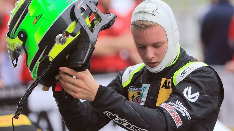 Στα βήματα του πατέρα του -Ο γιος του Σουμάχερ κέρδισε τον πρώτο του αγώνα στην F4 [εικόνες]  | iefimerida.gr 0