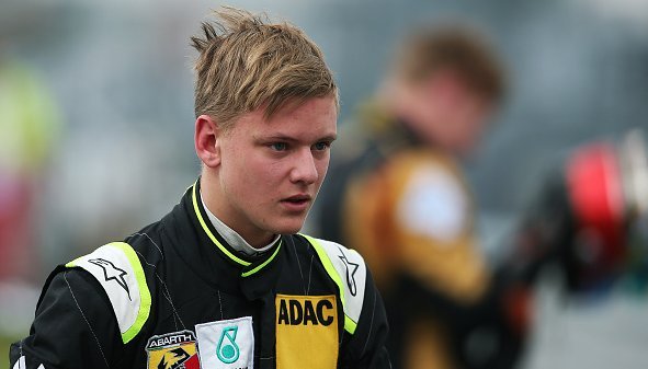 Στα βήματα του πατέρα του -Ο γιος του Σουμάχερ κέρδισε τον πρώτο του αγώνα στην F4 [εικόνες]  | iefimerida.gr 2