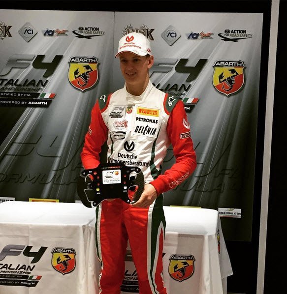 Στα βήματα του πατέρα του -Ο γιος του Σουμάχερ κέρδισε τον πρώτο του αγώνα στην F4 [εικόνες]  | iefimerida.gr 3