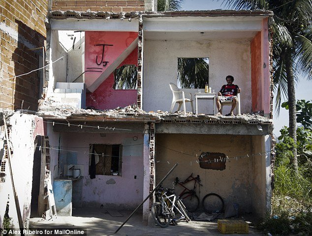 Γύρισε σπίτι και το βρήκε μισό – Η γυναίκα του πούλησε το μερίδιό της και η εταιρία το κατεδάφισε [εικόνες]  | iefimerida.gr 1