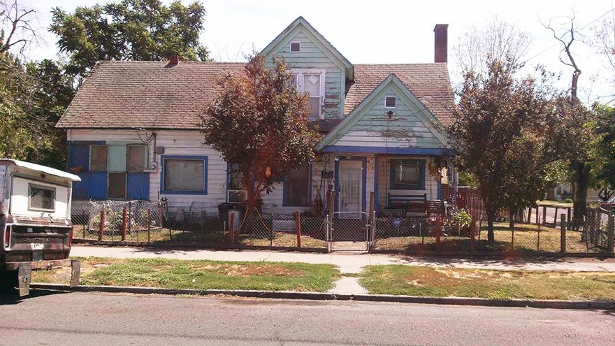 Ο καλός Σαμαρείτης -Μάζεψε δεκάδες εθελοντές και έβαψε σπίτι ηλικιωμένου που τον κορόιδευαν παιδιά [εικόνες]  | iefimerida.gr 0