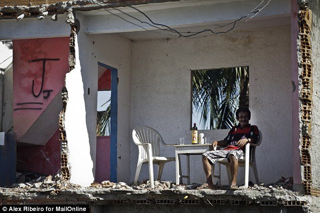 Γύρισε σπίτι και το βρήκε μισό – Η γυναίκα του πούλησε το μερίδιό της και η εταιρία το κατεδάφισε [εικόνες]  | iefimerida.gr 0