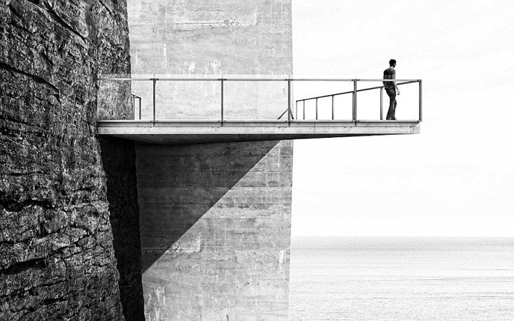 Το απόλυτο φουτουριστικό σπίτι της Ισλανδίας -Είναι χτισμένο μέσα στη ρωγμή ενός βράχου και κόβει την ανάσα [εικόνες]  | iefimerida.gr 1