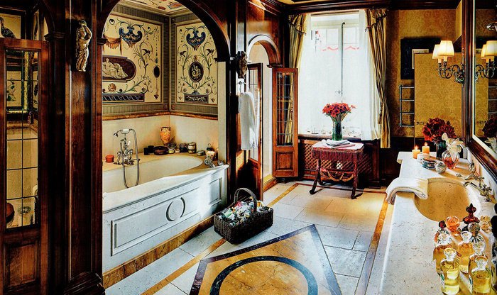 Η βίλα της χλιδής: Στο σπίτι της σιδηράς κυρίας των κοσμημάτων [εικόνες]  | iefimerida.gr 4