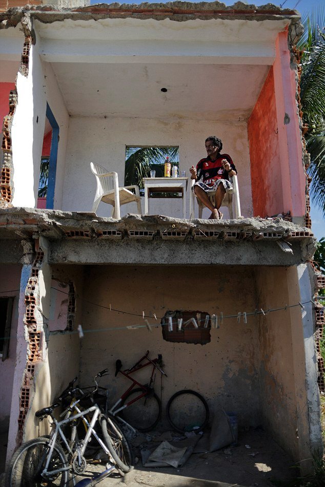 Γύρισε σπίτι και το βρήκε μισό – Η γυναίκα του πούλησε το μερίδιό της και η εταιρία το κατεδάφισε [εικόνες]  | iefimerida.gr 6