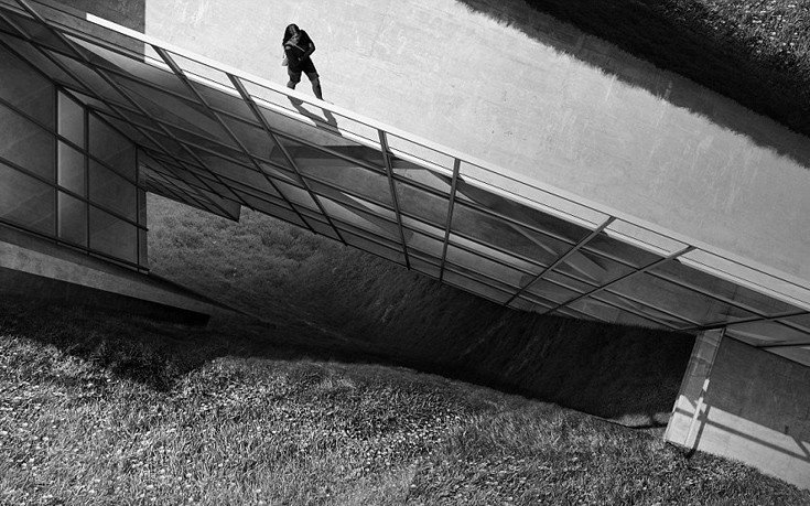 Το απόλυτο φουτουριστικό σπίτι της Ισλανδίας -Είναι χτισμένο μέσα στη ρωγμή ενός βράχου και κόβει την ανάσα [εικόνες]  | iefimerida.gr 5