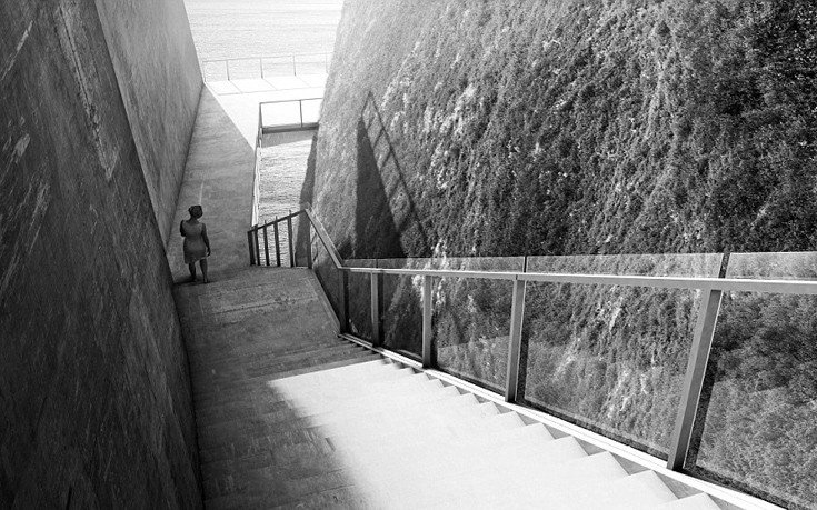 Το απόλυτο φουτουριστικό σπίτι της Ισλανδίας -Είναι χτισμένο μέσα στη ρωγμή ενός βράχου και κόβει την ανάσα [εικόνες]  | iefimerida.gr 6