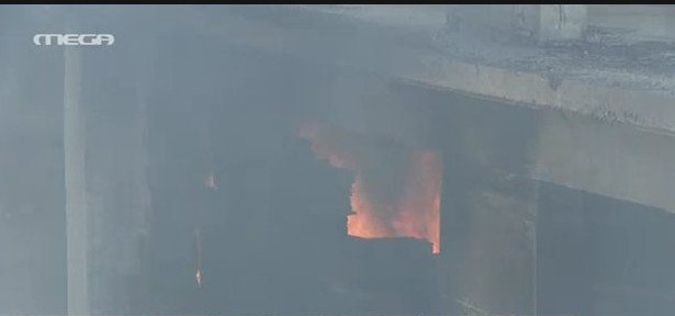 Σπίτι τυλίχθηκε στις φλόγες στον Καρέα [εικόνες] | iefimerida.gr 0