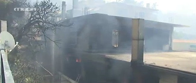 Σπίτι τυλίχθηκε στις φλόγες στον Καρέα [εικόνες] | iefimerida.gr 1