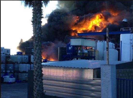 Εκρηξη σε εργοστάσιο χημικών στην Ισπανία -Σύννεφο μαύρου καπνού καλύπτει την περιοχή [εικόνες & βίντεο] | iefimerida.gr 0