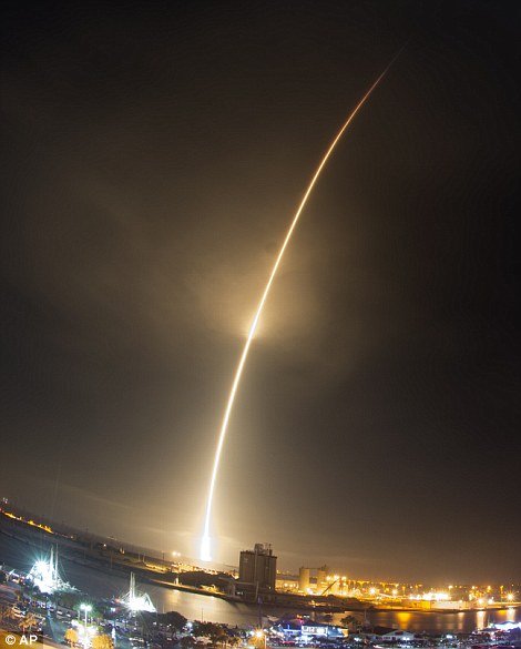 Εντυπωσιακές εικόνες: Η άψογη, κάθετη προσγείωση του πυραύλου SpaceX [εικόνες & βίντεο] | iefimerida.gr 8