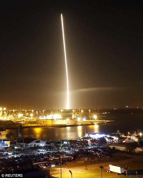 Εντυπωσιακές εικόνες: Η άψογη, κάθετη προσγείωση του πυραύλου SpaceX [εικόνες & βίντεο] | iefimerida.gr 9