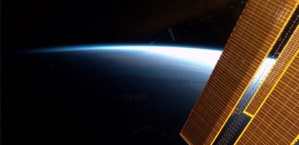 Πρώτη φορά στο διάστημα -Ο αστροναύτης που ξετρέλανε τα social media με τις selfies από το διαστημικό σταθμό [εικόνες] | iefimerida.gr 4