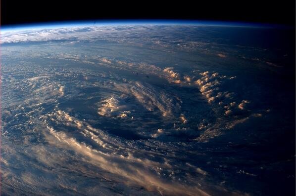 Πρώτη φορά στο διάστημα -Ο αστροναύτης που ξετρέλανε τα social media με τις selfies από το διαστημικό σταθμό [εικόνες] | iefimerida.gr 7