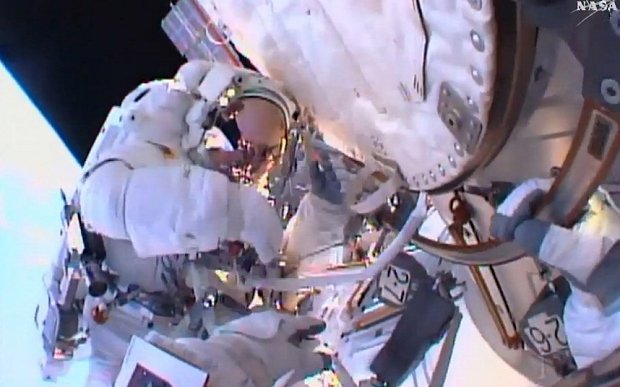 Πρόωρο τέλος για τον διαστημικό περίπατο του πρώτου Βρετανού [εικόνες] | iefimerida.gr 3