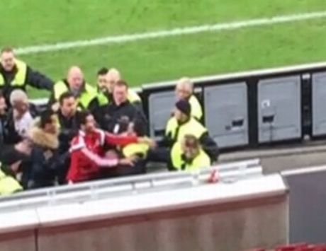 Ποδοσφαιριστής ρίχνει μπουνιές σε σεκιούριτι [εικόνες & βίντεο] | iefimerida.gr 1